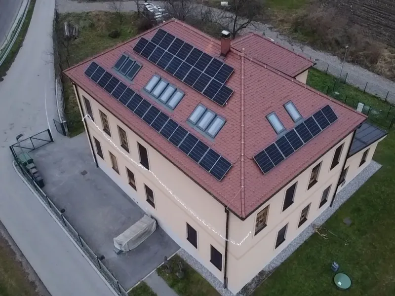 Sončna elektrarna na strehi hiše, posnetek iz zraka