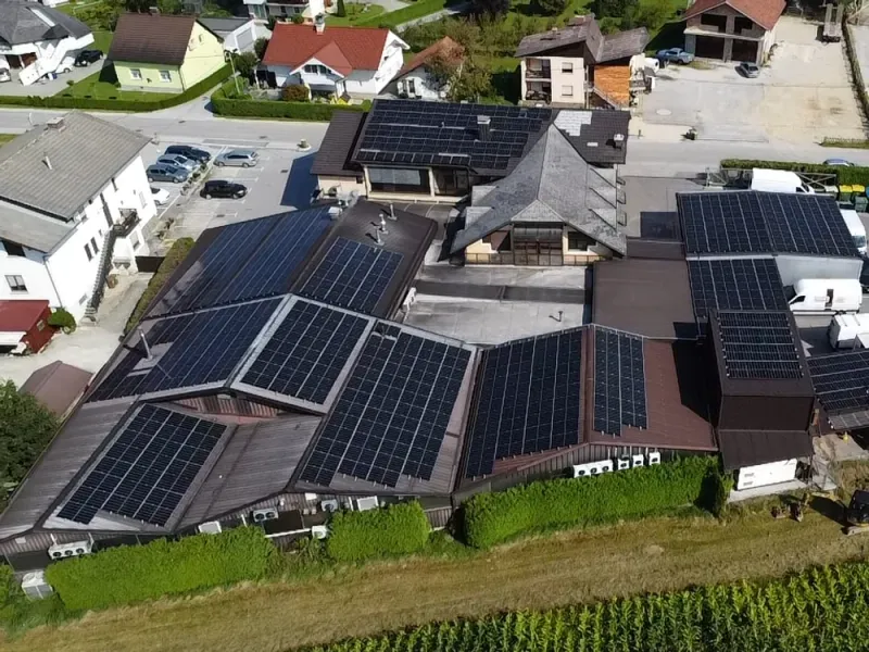 Sončna elektrarna na strehah poslovnega objekta, posnetek iz zraka