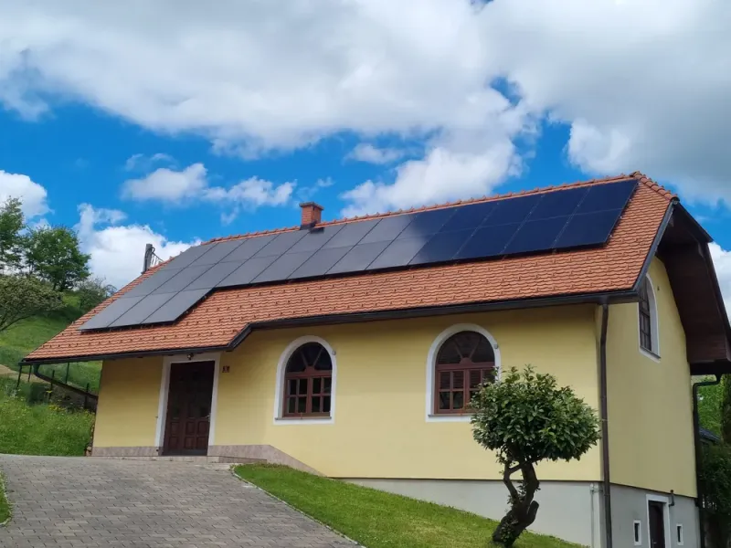 Sončna elektrarna na opečni strehi družinske hiše