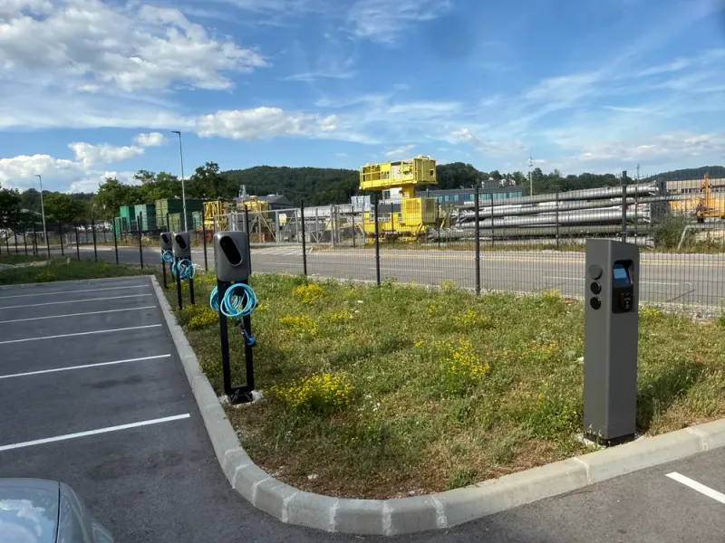 Polnilne postaje za električna vozila na poslovnem parkirišču